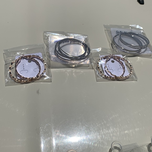 Woman’s hoop earrings - Picture 2 of 4